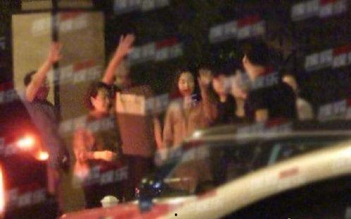 娱乐圈又一对新恋情爆料,当红明星甜蜜牵手，恋情细节引热议