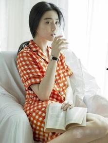 浴袍出镜的娱乐吃瓜博主,揭秘娱乐圈幕后故事